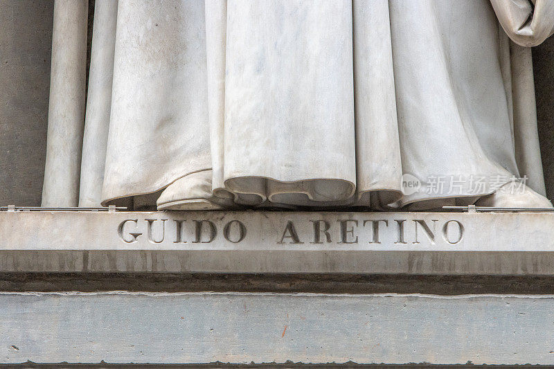 阿雷佐的圭多(Guido Aretino)在意大利佛罗伦萨乌菲齐柱廊的壁龛